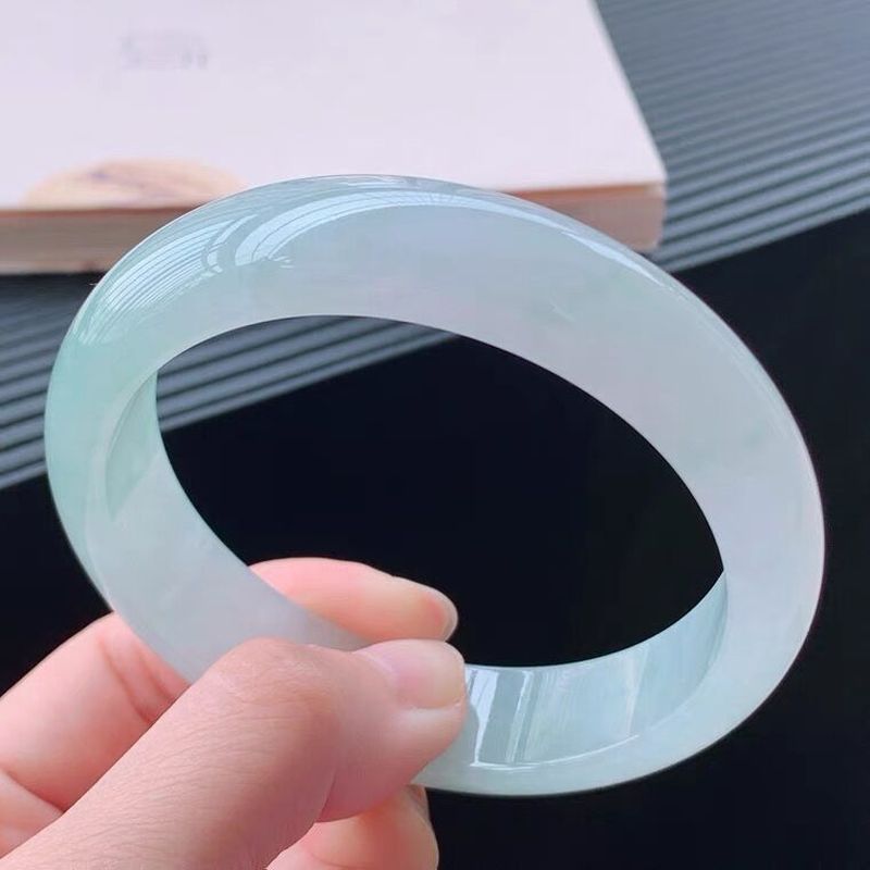 Bracelets - สร้อยข้อมือหยกโปร่งแสงสีเดียวแบบขี้ผึ้งสำหรับผู้หญิงในพม่า